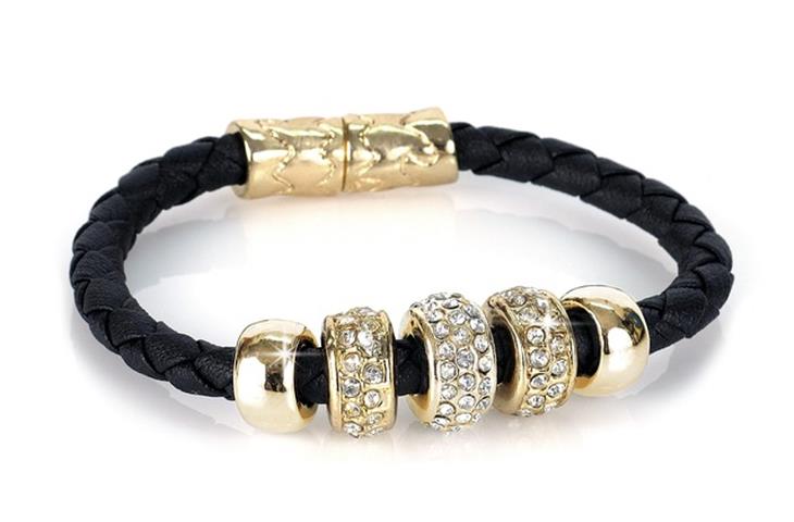 The Allure of Hinged Gold Bracelets: A Stylish Accessory Unveiled