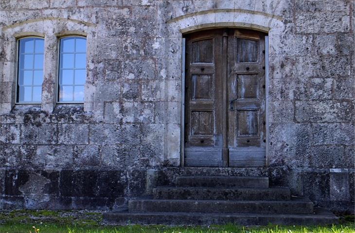 The Essential Guide to Hinged Mirror Doors