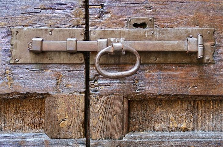 The Essential Guide to Door Handles and Hinges