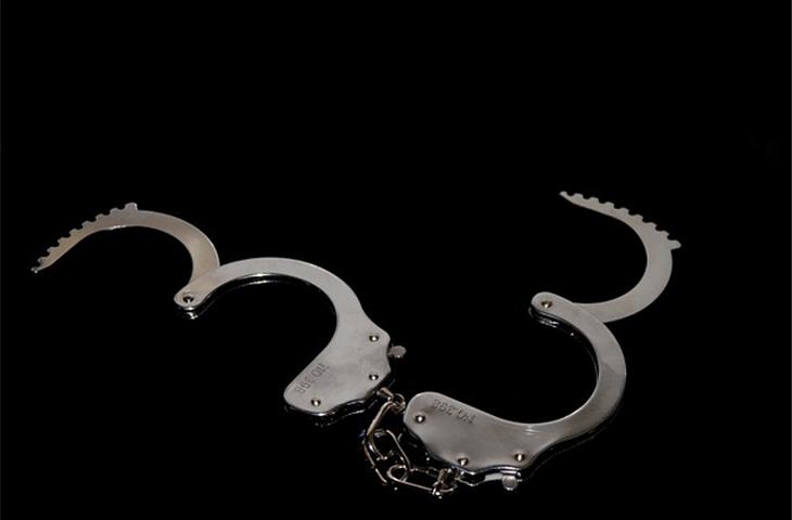 Hinged vs. Chain Handcuffs: Key Differences and Uses