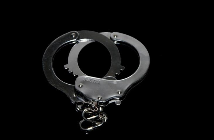 hinged handcuffs vs chain handcuffs