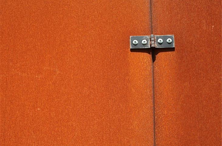 lockable hinge