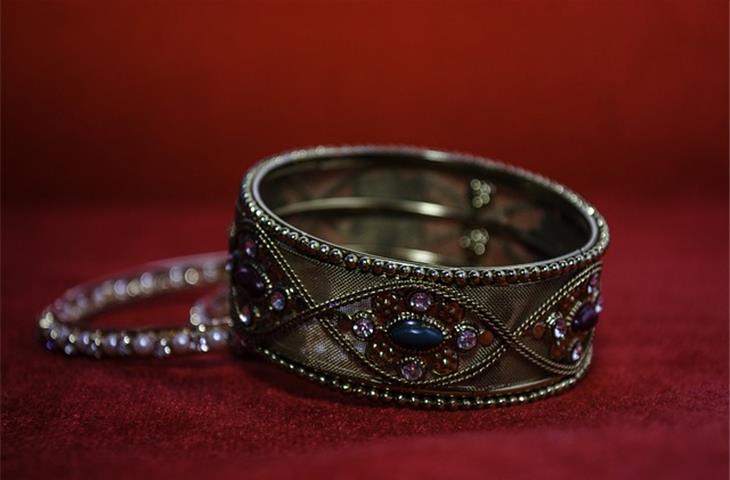 hinged bangle